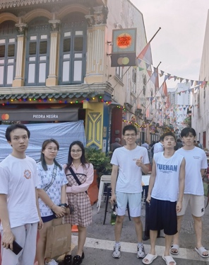 一群人站在建筑前描述已自动生成