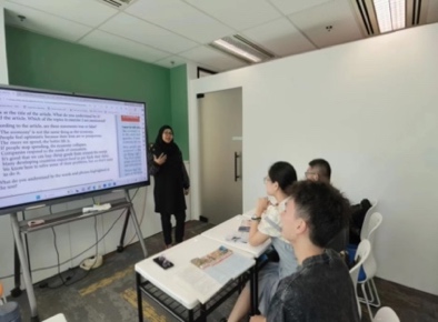 人在房间内玩体感游戏描述已自动生成