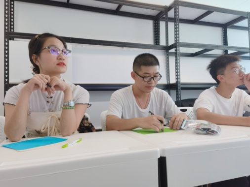 图片包含 人, 室内, 桌子, 一群描述已自动生成